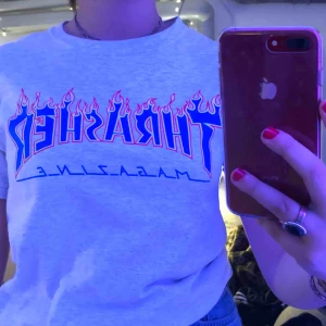  - Super snygg Thrasher T-Shirt, knappast använd ser precis ut som en ny!! Storlek S om man vill ha den lite tajtare så funkar den perfekt på en M också! 🥰🥰 frakt 30kr! 