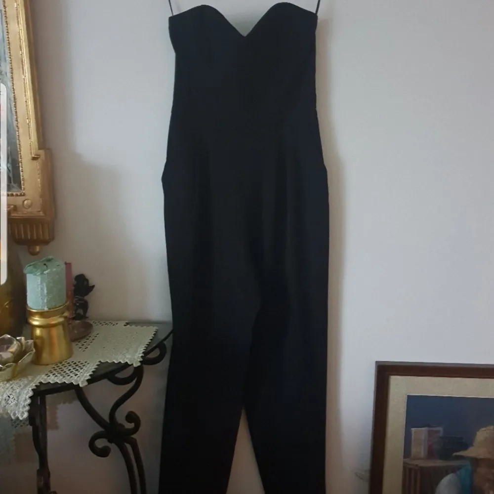 Snygg svart jumpsuit i storlek 36. XS-S. Från H&M. Övrigt.