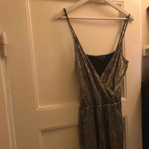  - Byxdress från Topshop. Använd endast en gång, bra skick. 