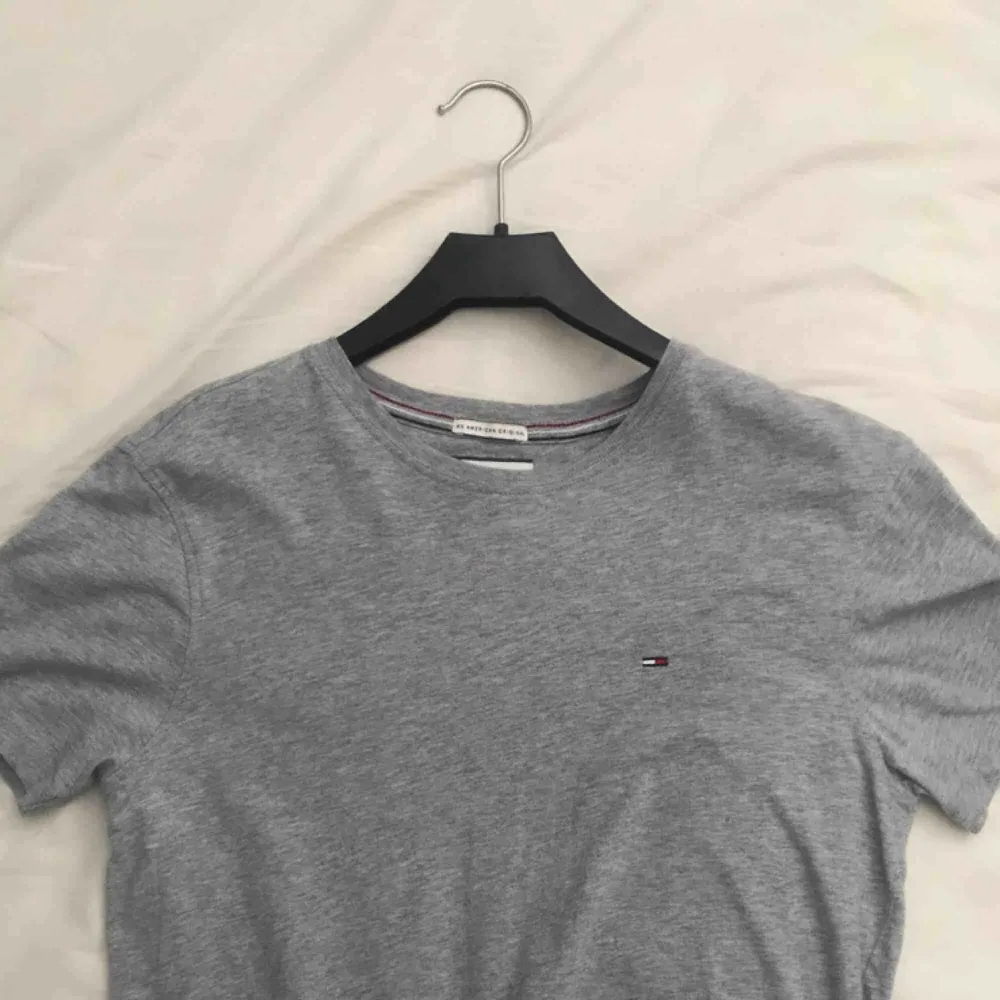 Hej, säljer min gråa tommy hilfiger t-shirt pågrund av att jag inte använder den längre. Använd ett fårtal gånger, priset är inklusive frakt🤩😊💌. T-shirts.