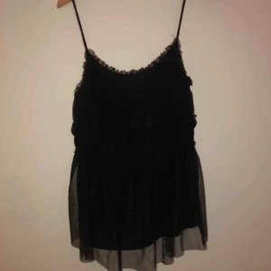  - svart topp. Storlek L. Oanvänd. Frakt tillkommer!
