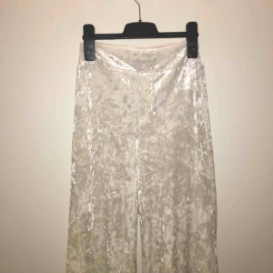  - Säljer dessa raka plyschbyxor från Bik Bok! Jättefina och endast använda under ett tillfälle på en dansföreställning! Har sytt in dom lite grann i midjan men går självklart att sprätta upp om så önskas:-) 