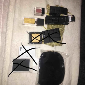  - 1 eyedust i färgen vessen 1 flytande highligter  1 sminkväska / nesecsär  Allt är helt nytt och oanvänt. Frakt tillkommer om det ska skickas 