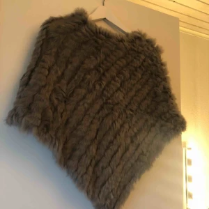  - Pälsponcho. Använd 2-3 gånger. Som ny! Äkta kaninpäls.