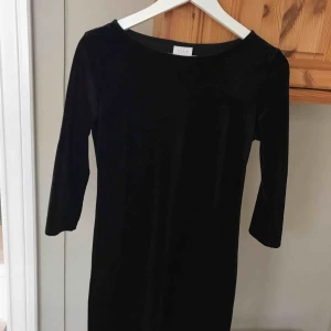  - Knälång sammetsklänning