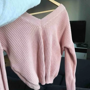  - Stickad tröja i ljusrosa med knytning där bak, knöt den endast slarvigt här! 