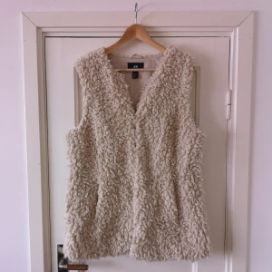  - Fluffig och så himla mysig faux fur-väst! 