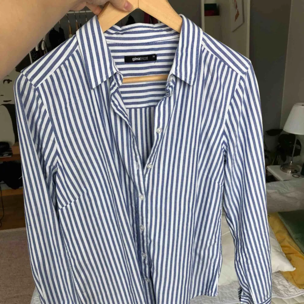 Jättefin randig skjorta från Gina i storlek 38, knappt använd! Frakt ingår i priset🥰. Skjortor.