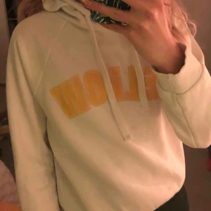  - Hoodie med tryck från Gina tricot, fint skick då den knappt är använd. 