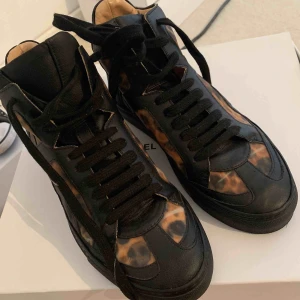  - Skor från MasonMargiela , nypris över 2500kr. Oanvända