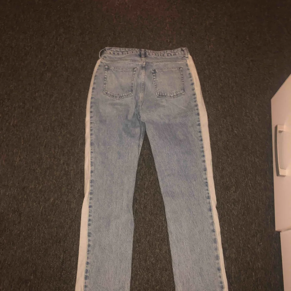 Byxor från NAKD med streck på sidorna som säljes då dom aldrig kommer till användning. Frakt tillkommer. Använda 1 gång. Jeans & Byxor.