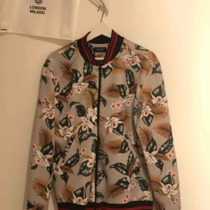  - Zara Man track top. Använd 2 ggr nypris 649kr