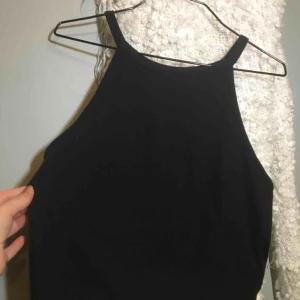  - Säljer min topp från Ginatricot. Den sitter super skönt men är liten i modellen så skulle säga att den var en M. Bra skick! Fraktpris kan tillkomma, pris kan absolut diskuteras!