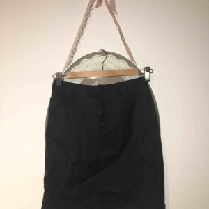  - Snygg svart jeans kjol med glansig effekt! Aldrig använd, sitter tajt med mycket stretch. Från Missguided, kort kjol.