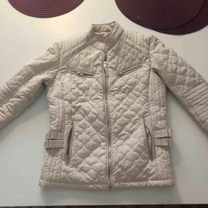  - Säljer en beige jacka i storlek 34