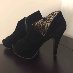 Skor  - Snygga skor som tyvärr är för små. Endast använda en gång. Frakt tillkommer💕