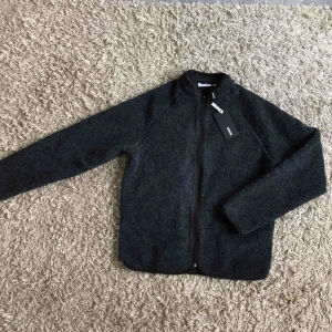  - Ny, aldrig använd jacka/sweatshirt/fleece från weekday. Modellen heter ”shaun zip sweatshirt” mycket snygg och skön! Nypris 600kr  Hämtas i Gbg/köparen står för frakten!