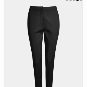  - Kostymbyxor från Bik Bok i superbra skick! Använda en gång men säljer pga för små! Köpta för 399. Köparen står för frakt 