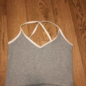  - Grå topp med korsrygg  Från forever 21