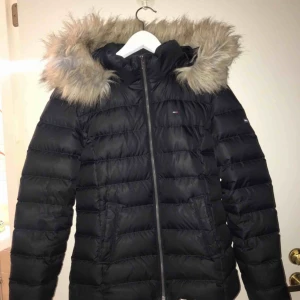  - Jag säljer en vinterjacka från Tommy Hilfiger som är mörkblå. Storlek: M Nypris: 2199 Skick: mycket bra! Jackan kommer från en djur och rökfritt hem.
