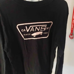  - Vans långärmad T-shirt i dammodell storlek S 