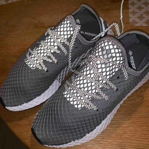  - Gråa nya oanvända adidas skor. Jätte sköna men beställde hem fel storlek och han ej skicka tillbaka. Bjuder på frakten!  Pris kan diskuteras  