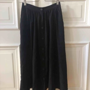  - Svart lång kjol med fickor från monki. Superskön men används tyvärr inte längre. Går en bit över knäna på mig som är 170. Kan mötas upp i Gbg annars tillkommer frakt ✨