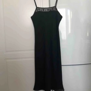  - Svart aftonklänning, köpt på second hand  Köparen står för frakten!