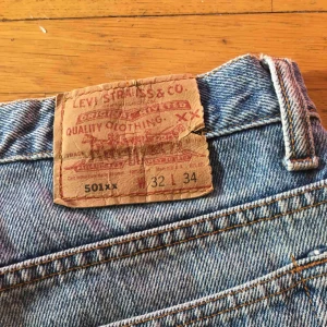  - Levi Jeans storlek w32. Frakten blir ca 59kr