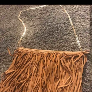  - Frans väska i mocka använd en gång. Inköp för ca 300kr 