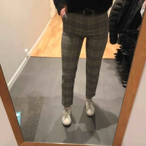  - Rutiga kostymbyxor frän hm. Aldrig använda så i nyskick! Prislapp finns kvar. Super fina och sköna, köpta för 300kr.