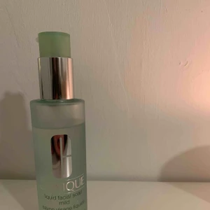  - Clinique mild ansiktsrengöring, använd enligt bilden