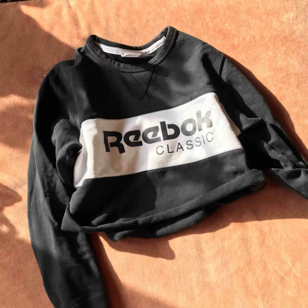 Cropped Reebok sweatshirt i M. Köpare betalar porto 🥂. Hoodies.