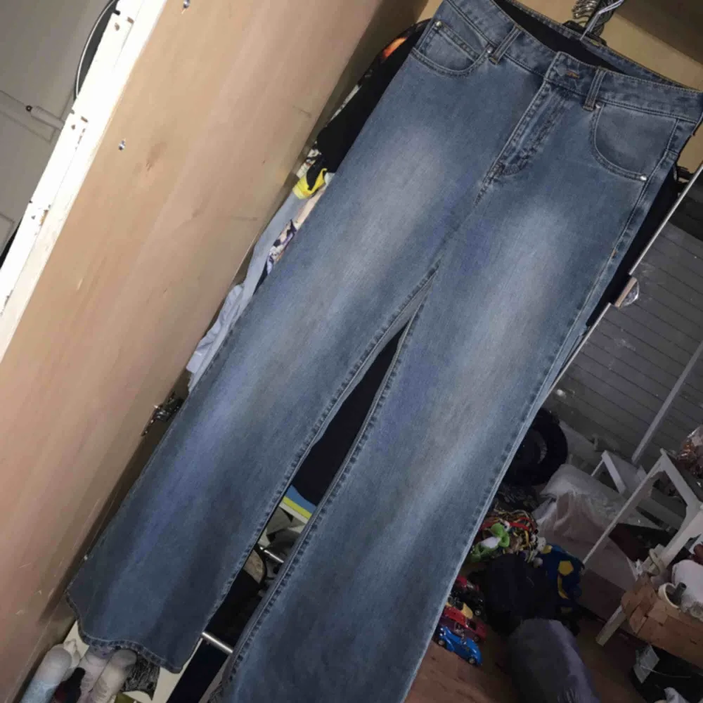 Häftiga jeans med bredare ben, utsvängda. w27. Sparsamt använda så i fint skick. Jeans & Byxor.