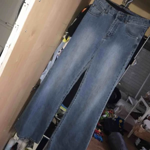  - Häftiga jeans med bredare ben, utsvängda. w27. Sparsamt använda så i fint skick