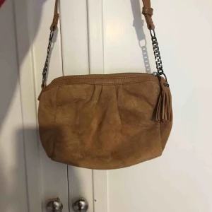  - Fin väska från Beck Söndergard som nästan är helt oanvänd! Materialet är mocka. Möts upp i Stockholmsområdet, köpare står för frakt. 