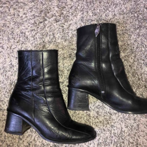  - Supersnygga svarta klackar i strl 38!