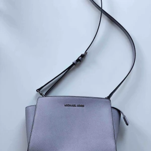  - Jättefin väska från Michael Kors, modell Selma crossbody i en annorlunda färg. Syns bäst på första bilden. Köpt från kollektionen sommaren 2016 i butiken på Birgerjarlsgatan men använd få gånger. Perfekt storlek