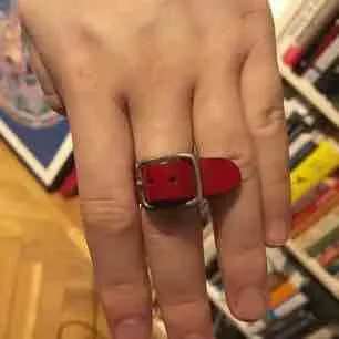 Väldigt sällsynt Maison Margiela ring i rött läder gjord i slutet av 90-talet. Storleken kan justeras, denna ring passar alla. Otrolig kvalité på denna och väldigt svår att få tag på. Inga byten.  Kontakta mig om ni vill ha fler bilder.. Accessoarer.