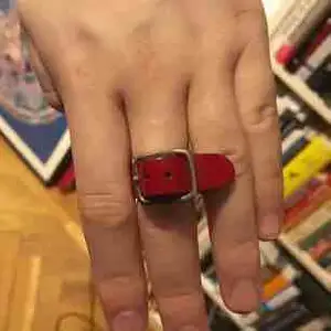 Väldigt sällsynt Maison Margiela ring i rött läder gjord i slutet av 90-talet. Storleken kan justeras, denna ring passar alla. Otrolig kvalité på denna och väldigt svår att få tag på. Inga byten.  Kontakta mig om ni vill ha fler bilder.