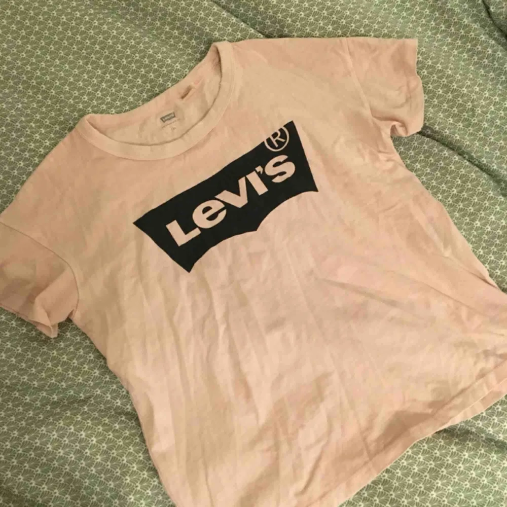 Säljer min Levis Tshirt. Tröjan är som en S i storleken.  Färgen är i rosa. Tröjan är mycket sparsamt använd och i gott skick!. T-shirts.