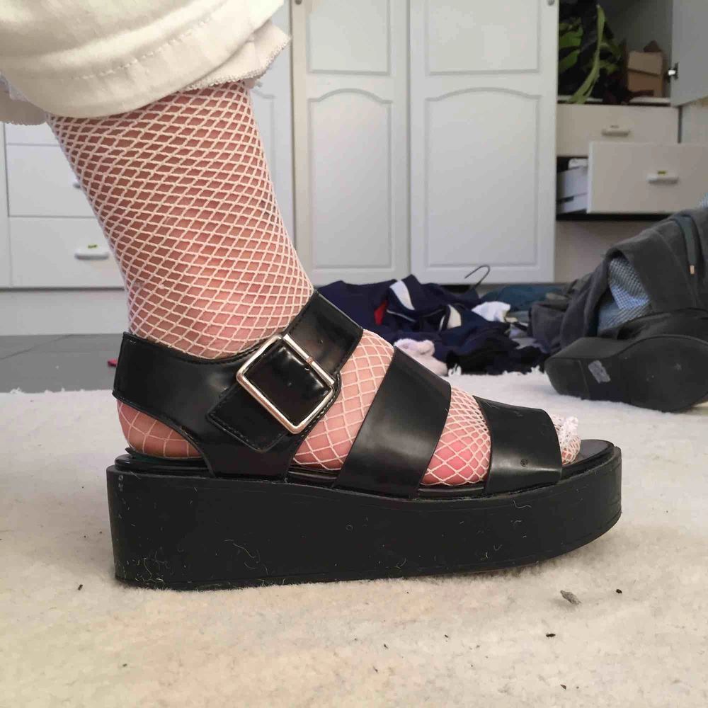 Svarta platå sandaler osäker på om det är storlek 37 eller 38 men funkar för båda jag har själv nånstans där emellan. Skor.
