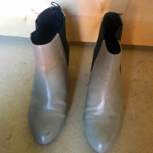  - Supersnygga skor från H&M i storlek 39. Helt nya och oanvända, köptes för 299kr.  Säljer för 60kr + frakt eller mötas upp i Stockholm