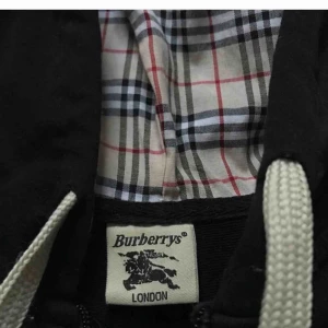  - Burberry kofta i storlek Xs, passar även S.