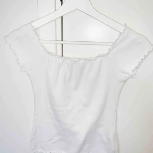  - Hollister T-shirt storlek m, men passar lika bra S. Bra skick, knappt använd. Köparen står för frakten📦☺️