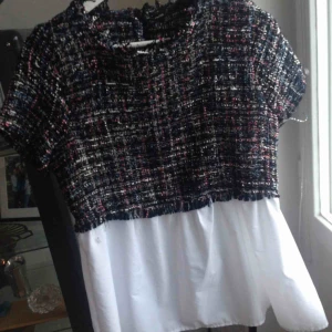  - Topp från Zara med vävt tyg ihopsytt med vitt bomullstyg. Storlek M, knapp i nacken.  Använd 1 gång. Jättefin men kände att det inte riktigt var min stil.