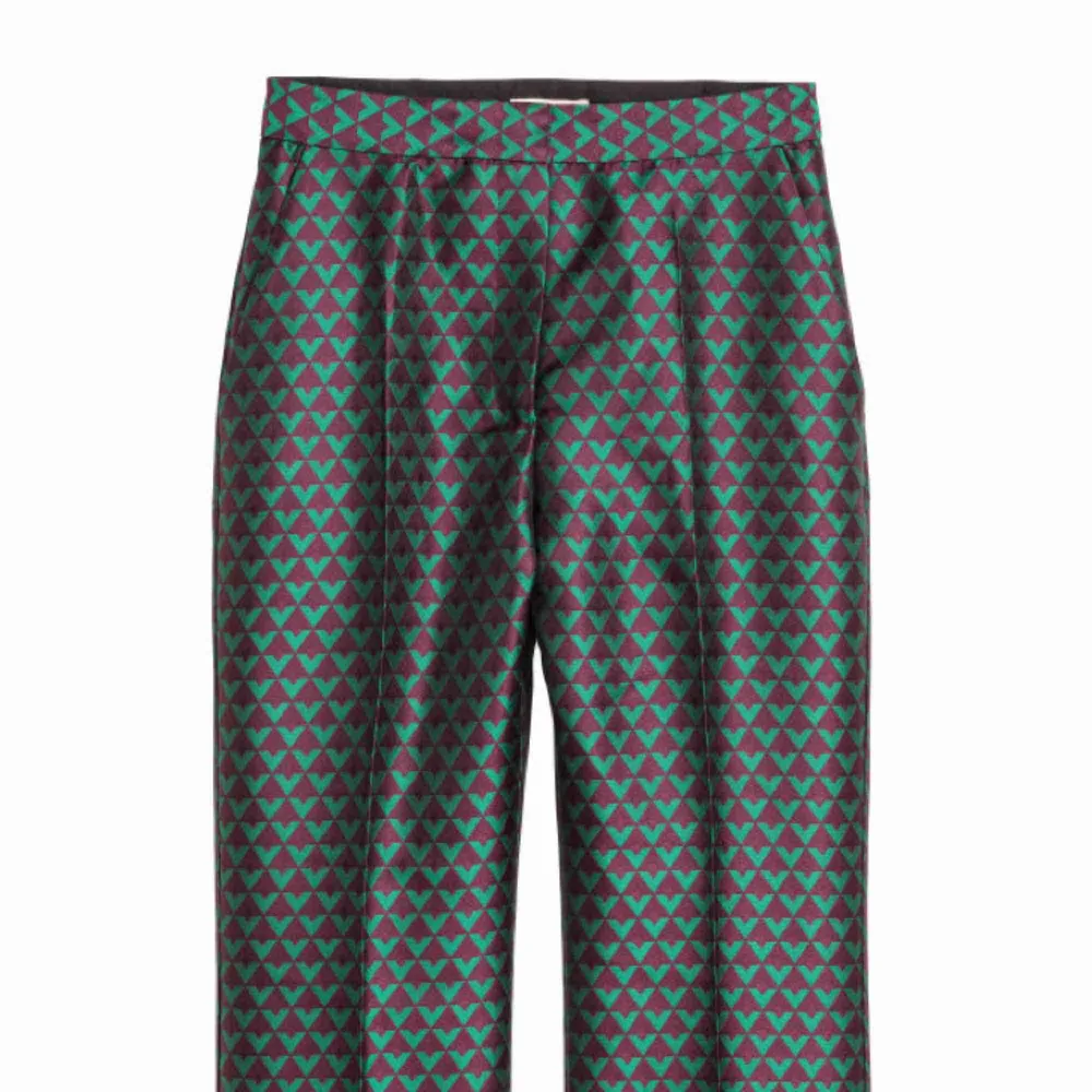 - jacquardvävd kostymbyxor från h&m trend - mörklila och grön - storlek 36 - hög midja - kickflare liknande modell - använda endast en gång. Jeans & Byxor.