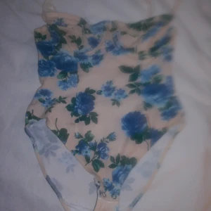  - Såå otroligt fin body från American Apparel. Köpt här på plick men tyvärr för liten för mig så säljer vidare denna dröm. Justerbara band. 