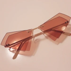  - Secondhand solglasögon med fantastiska vinklar med det dubblade kantiga glaset! Frakt: 9kr TOTAL: 138:-