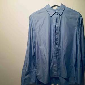 Vårfin oversize skjorta med vida ärmar från H&M. Från exklusiv kollektion. Är i nyskick! 🌸 frakt på 20kr tillkommer 🌸